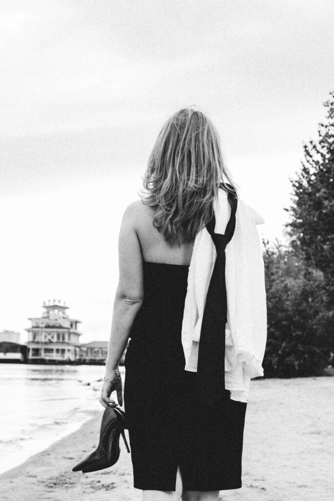 ulla-shinami-GJhS_gU-8i8-unsplash woman looking ahead after a heartbreak. A healing moment.